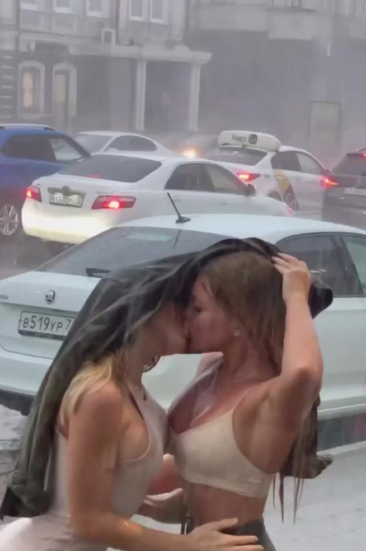 Alinity lesbian kissing Brancotwins porn