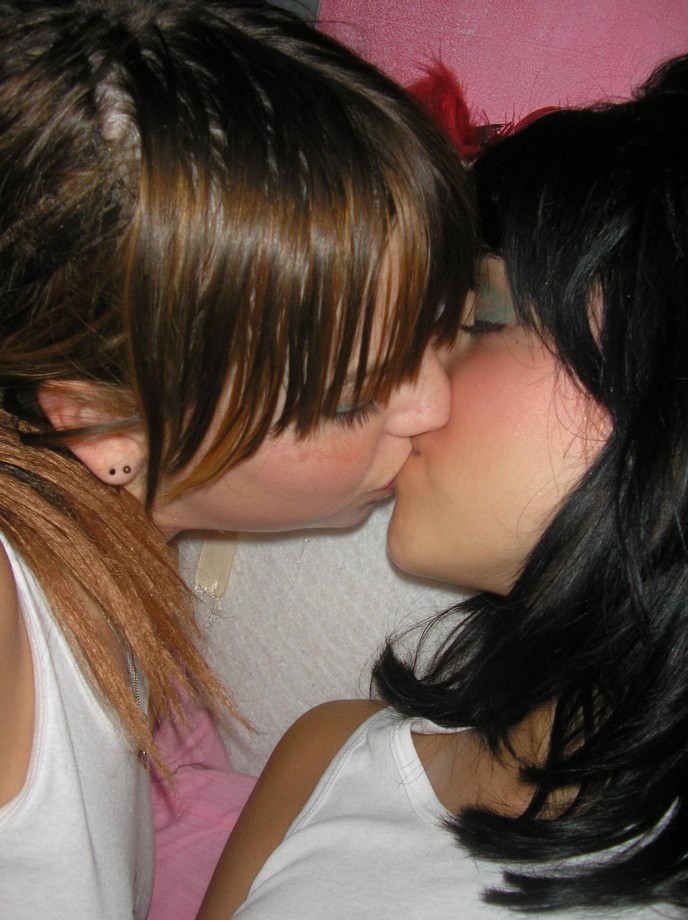 Amateur kissing lesbian Gadsden al escort