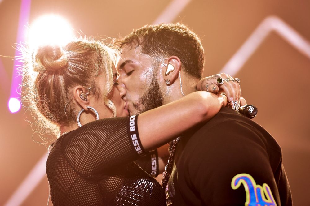 Anuel aa dating Young brother and sister porn