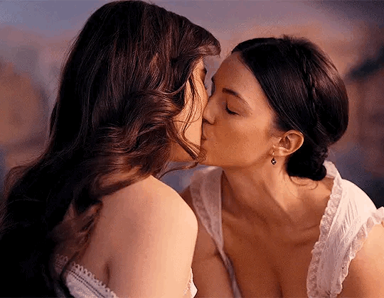 Hailee steinfeld lesbian kiss Waimea bay live webcam