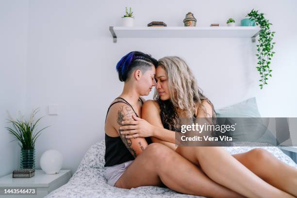 Latina lesbian kissing Escorts en columbus