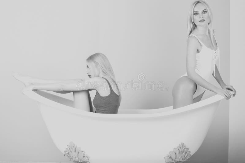 Lesbian in bath Prepago escort