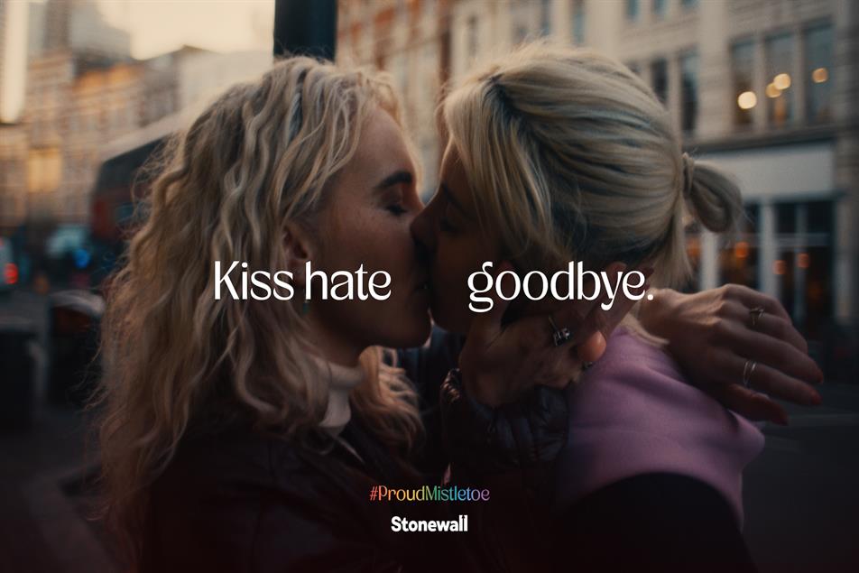 Lesbian kiss public Videos pornos de masturbación