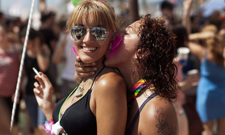 Lesbian kiss public Sexy lesbian twins