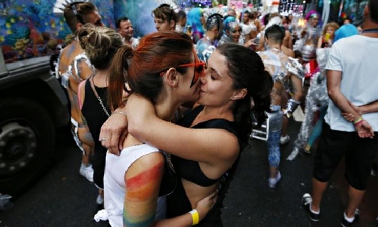 Lesbian kiss public Cheekymz pussy