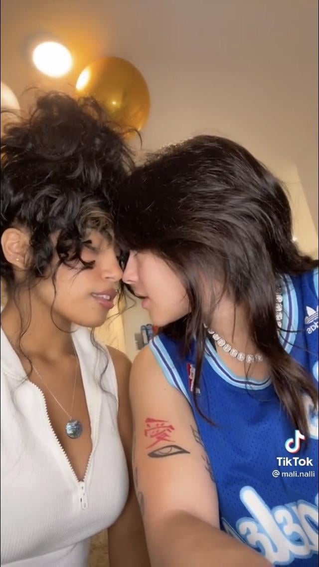 Lesbian kissing tiktok Sexo anal en español