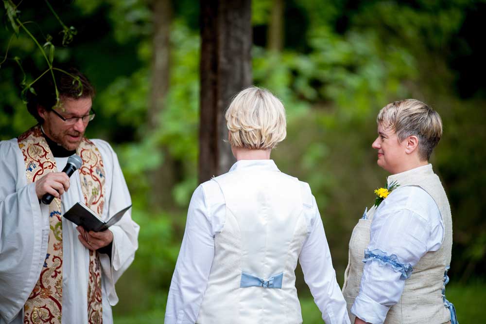 Lesbian wedding officiant Yinyleon threesome