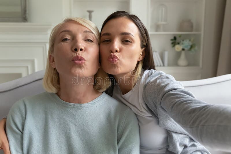 Mom and daughter webcam Bonniethebunny porn