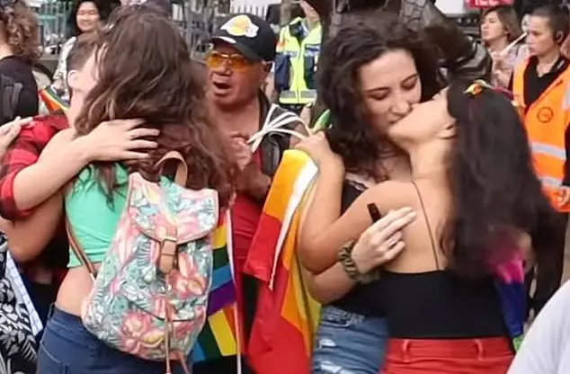 Passionate lesbian kissing Peludas interracial