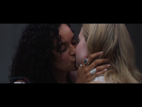 Romantic lesbian kissing Primer anal esposa